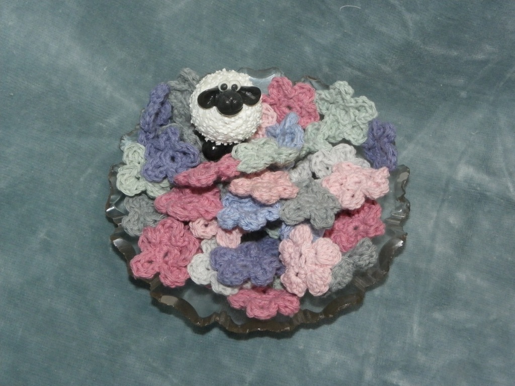 collection de petites fleurs au crochet