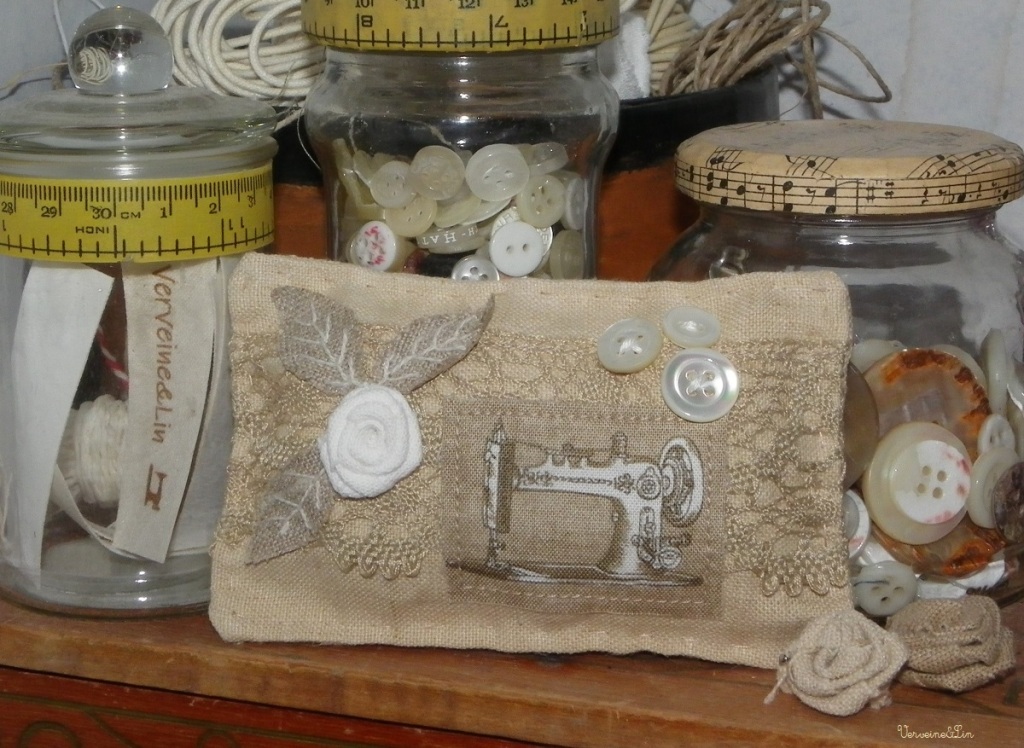 coussinet brodé avec linge ancien, boutons et dentelle